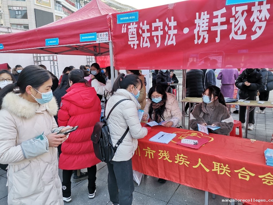 图为市残联工作人员向求职人员解释政策并进行登记