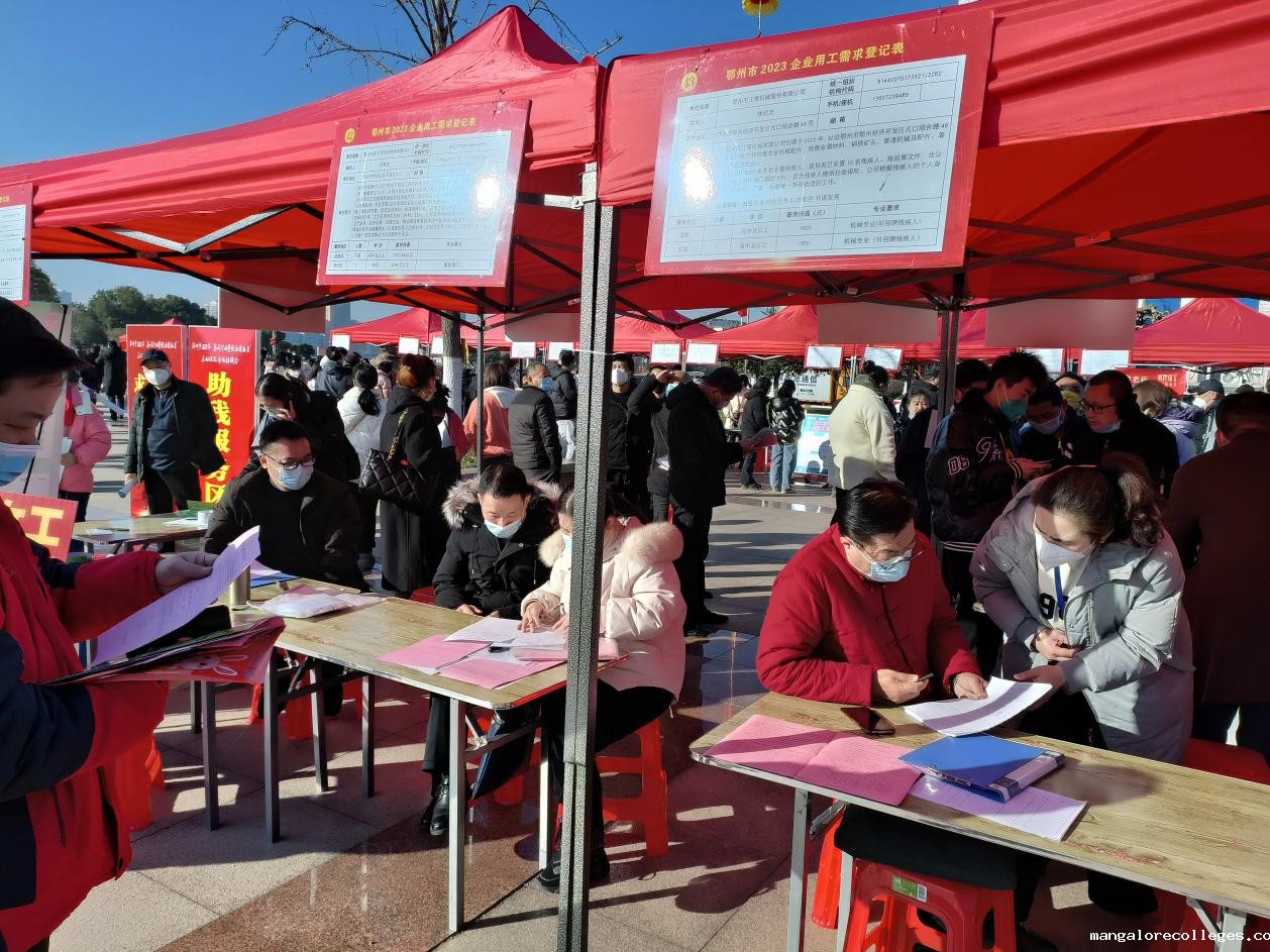 图为招聘活动现场