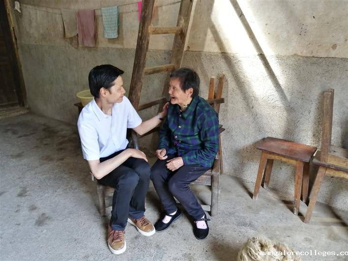 图为李睿入户了解残疾人需求