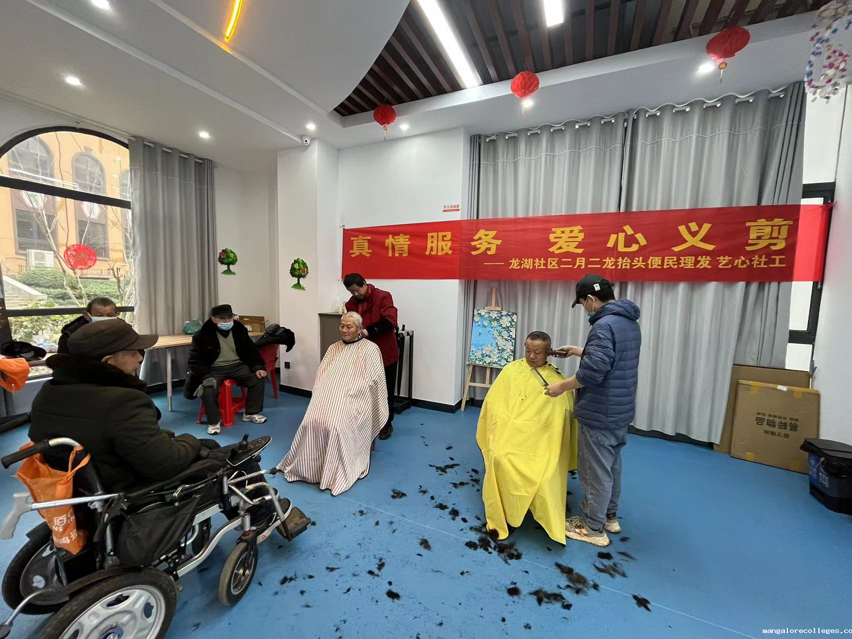 图为志愿者为残障人士理发