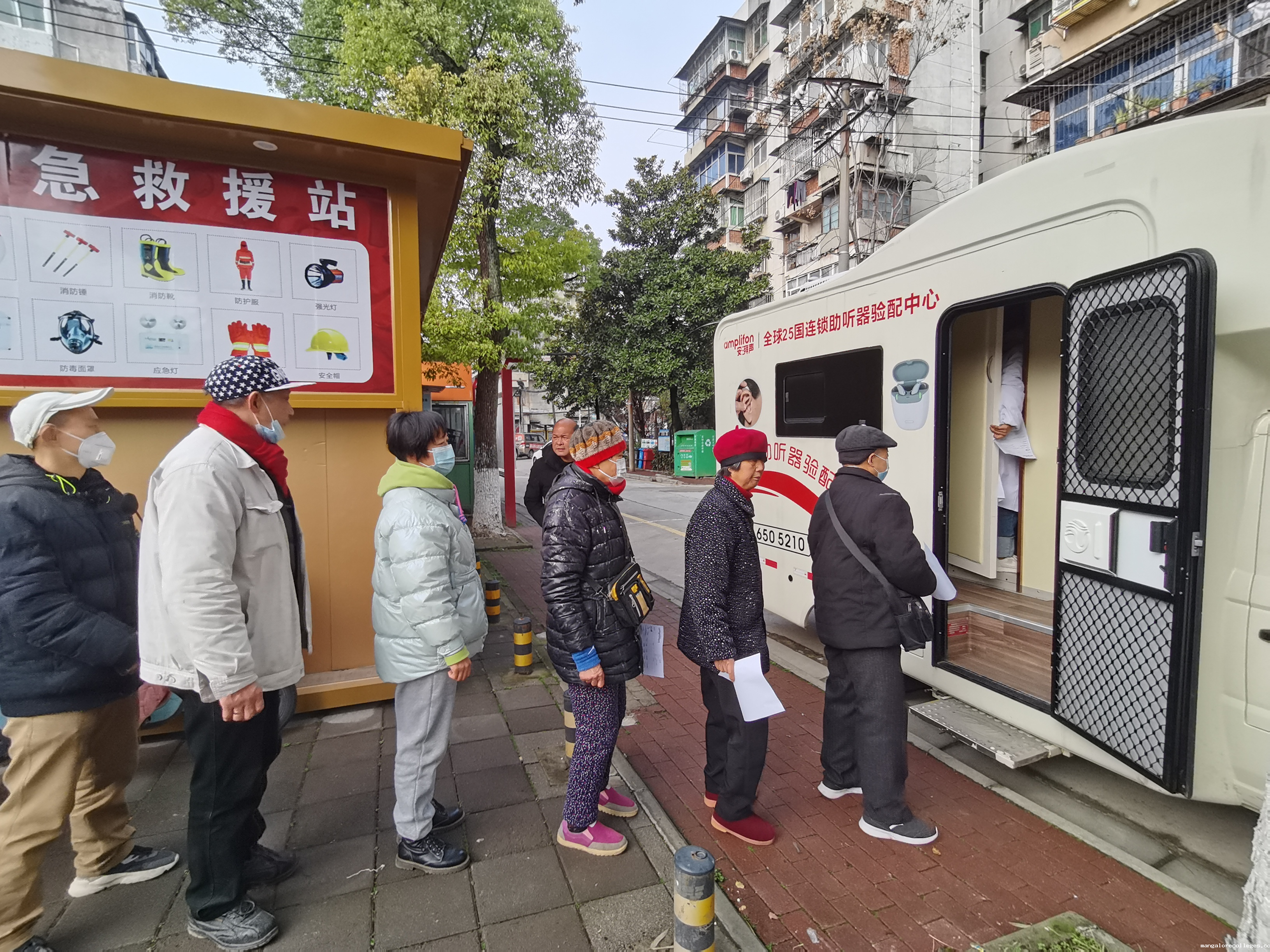 图为居民排队做听力检查