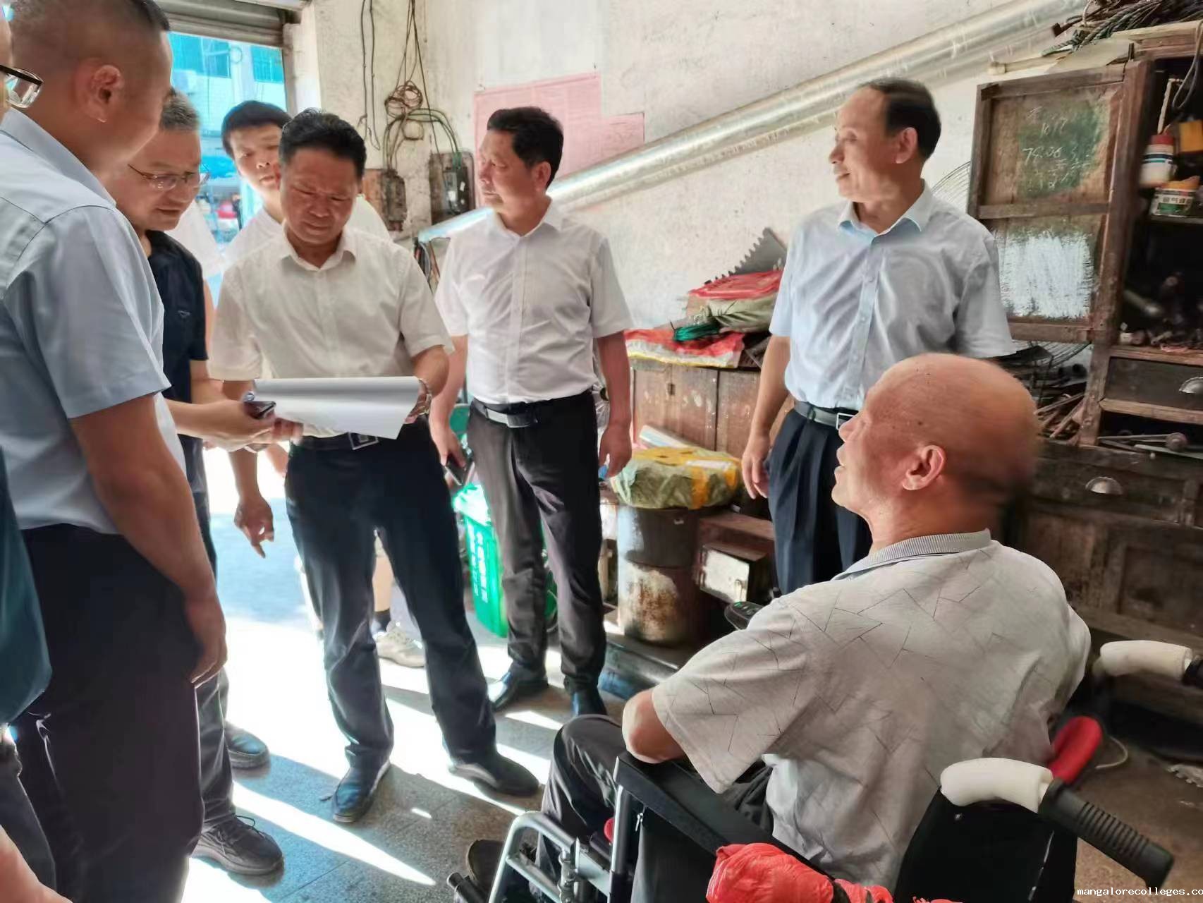 图为调研组入户查看困难残疾人家庭无障碍改造和辅具适配情况