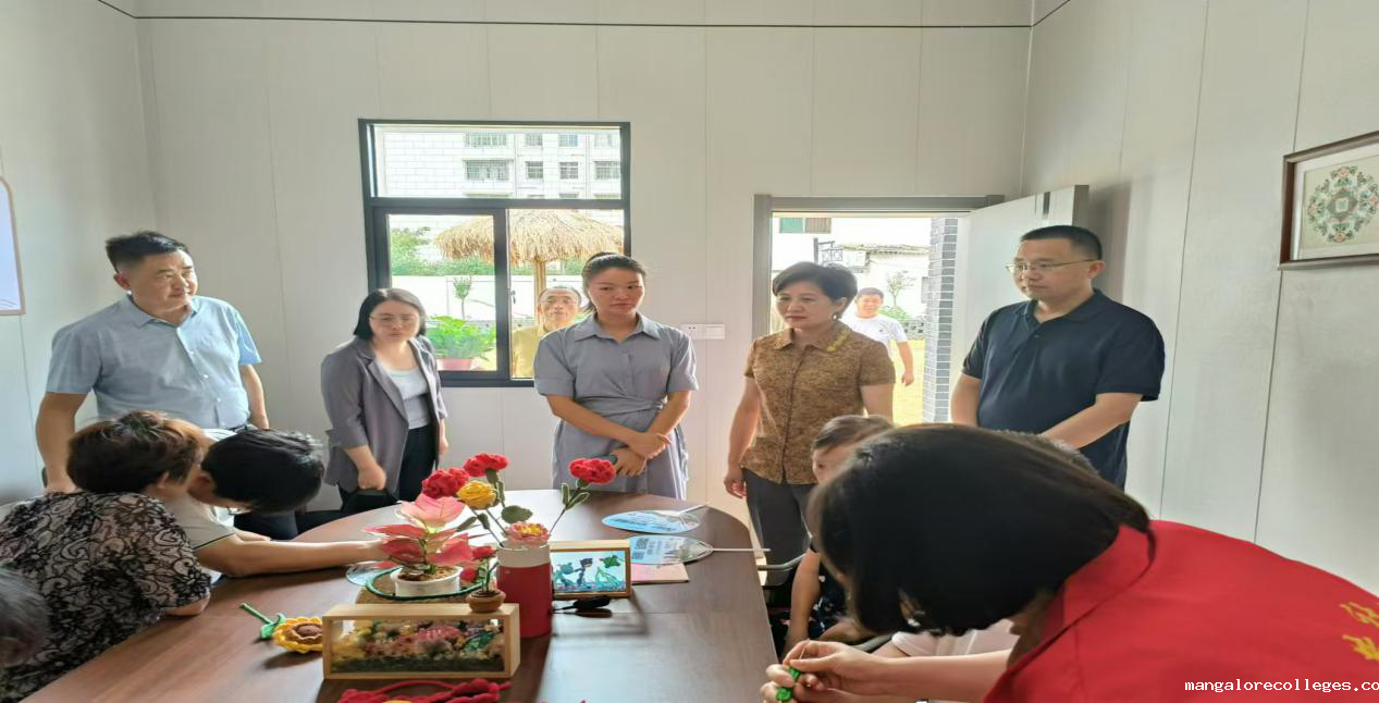 图为在古塔社区调研