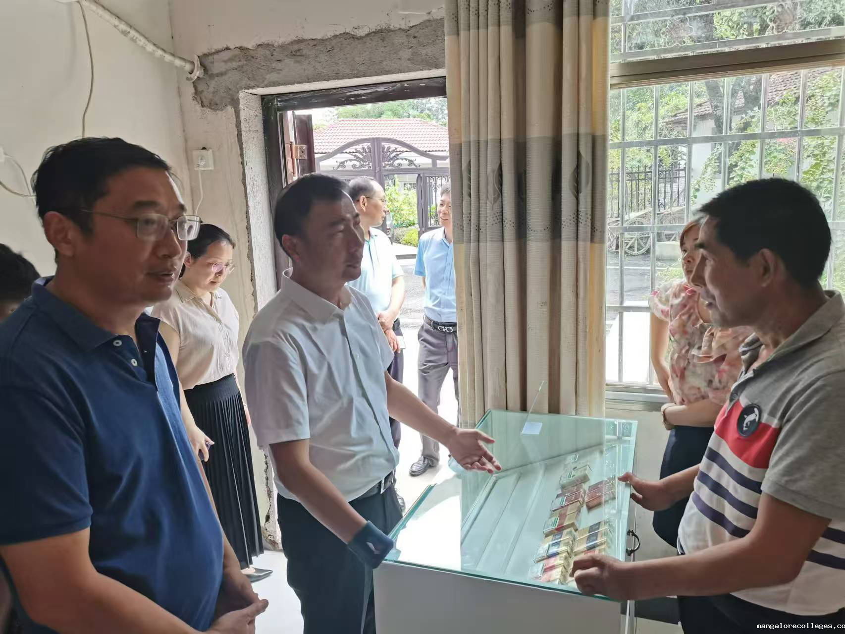 图为星空体育棋牌官网党组成员、副理事长毛建东调研残疾人就业情况